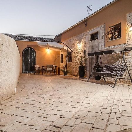 Abbraccio Del Carrubo Bed & Breakfast Scicli Exterior photo
